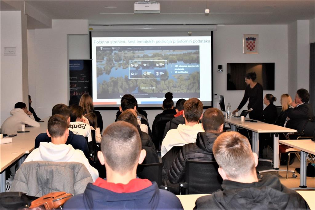 The picture shows Tanja Rodin, Msc, during her lecture for the students of the Dubrovnik Craft and Technical School